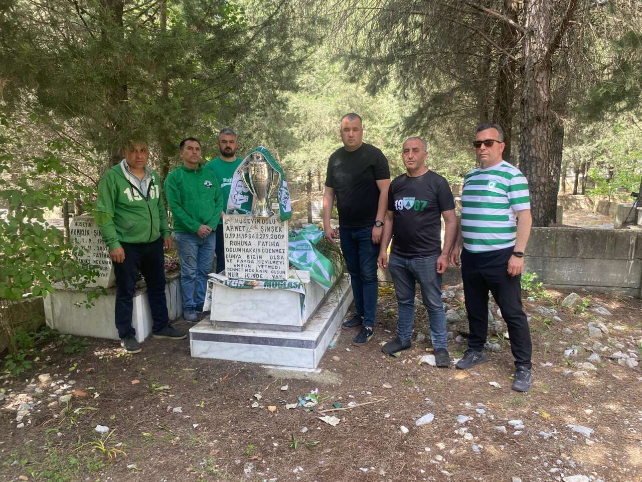 Muğlaspor Taraftarlarından Anlamlı Hareket: Şampiyonluk Kupası Kabirlere Götürüldü 4
